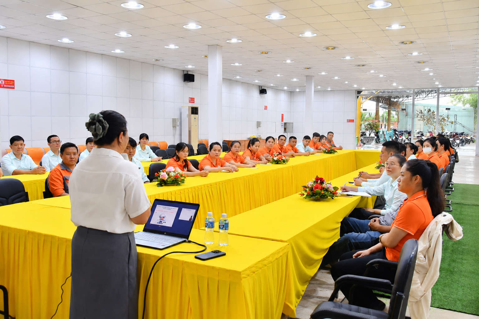 corporate training meeting with yellow tablescd hinh